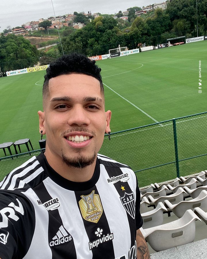 Primeiro reforço para 2023, Paulinho chega à Cidade do Galo e fala sobre parceria com Hulk e Arena MRV