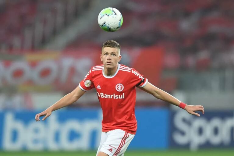 Atlético-MG avança nas negociações por Bruno Fuchs, ex-Internacional e atualmente no CSKA