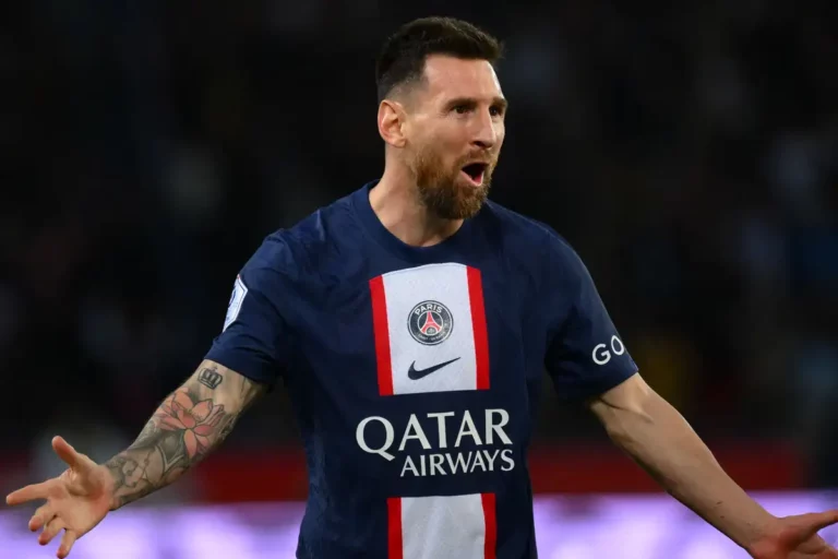 Diretor do PSG confirma conversas para renovação com Messi