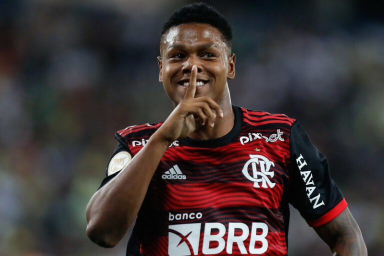 Flamengo recebe proposta de clube inglês por Matheus França