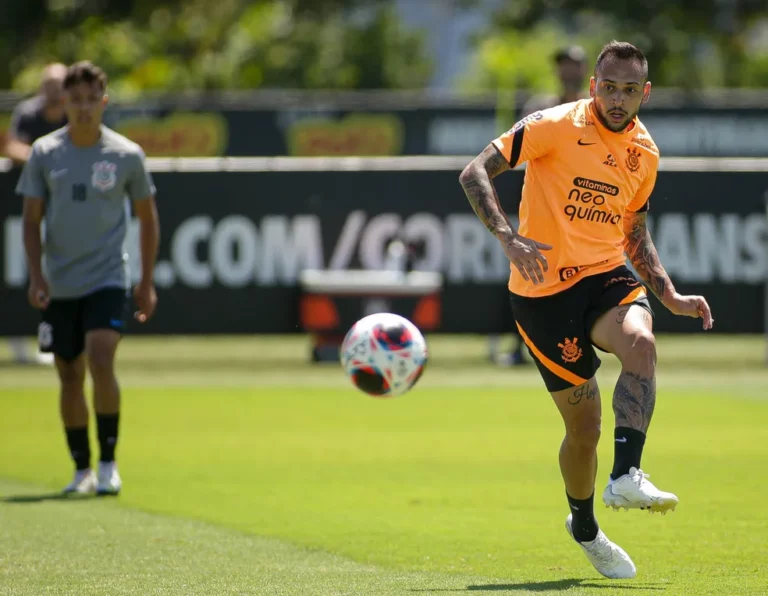 Corinthians tenta prorrogar empréstimo do meio-campista Maycon