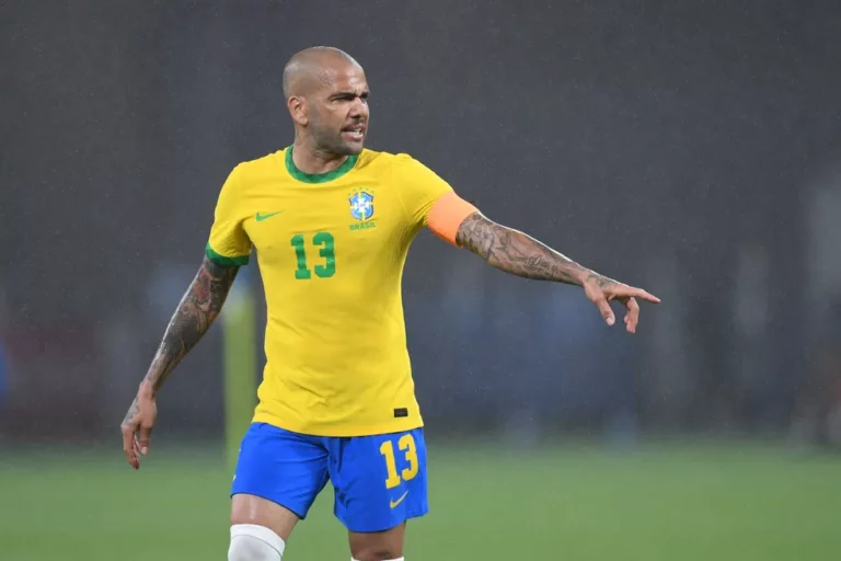 Botafogo faz sondagem por Daniel Alves