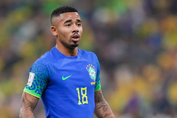 Gabriel Jesus sente dores no joelho e vira preocupação
