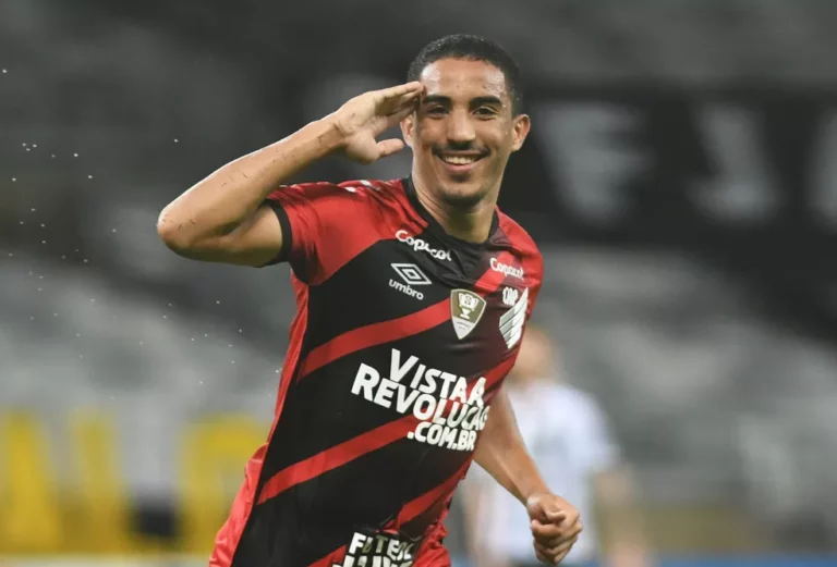 Cruzeiro e Vasco estão interessados na contratação de volante do Atlhetico