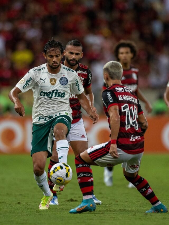 gustavo-scarpa-disputa-lance-com-arrascaeta-na-partida-entre-flamengo-e-palmeiras-1650498392553_v2_3x4