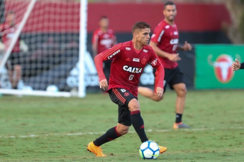 Vasco teria sondado Cuellar, ex-Flamengo, informa site