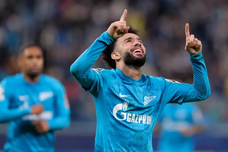 Claudinho é gravado cantando música do Flamengo e anima torcedores