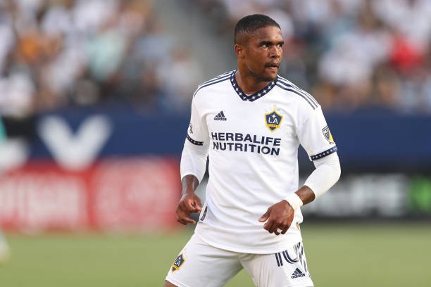 Botafogo comunica que não negocia contratação de Douglas Costa