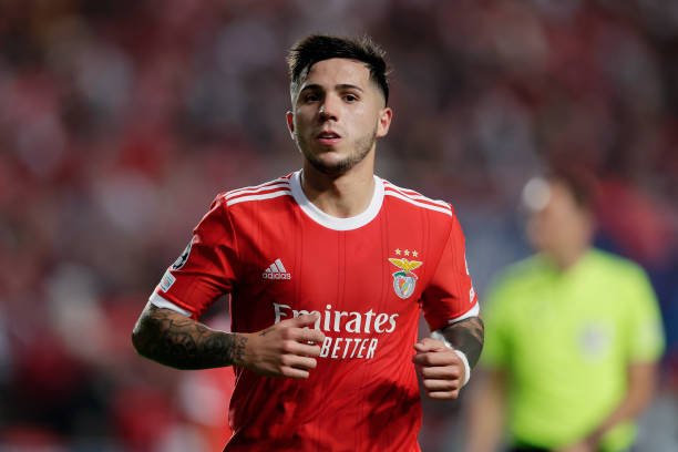 Chelsea pode pagar valor acima da multa rescisória para tirar joia argentina do Benfica
