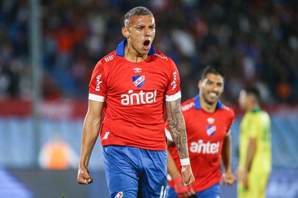 Vasco segue no mercado e monitora meia uruguaio