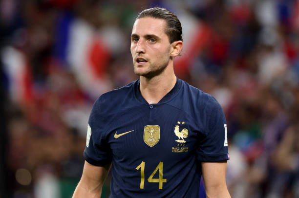 Barcelona tem concorrência de gigantes ingleses por meio-campista francês