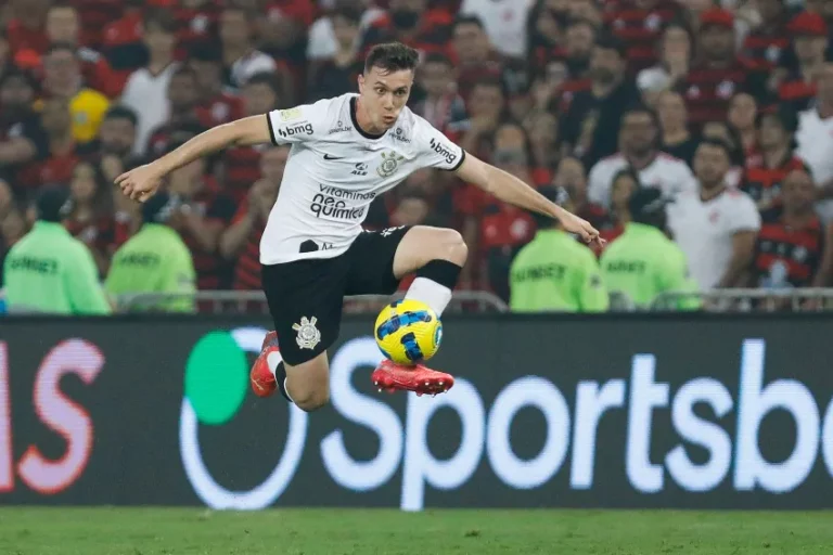 Corinthians e Vasco discutem percentual para fechar venda de Lucas Piton