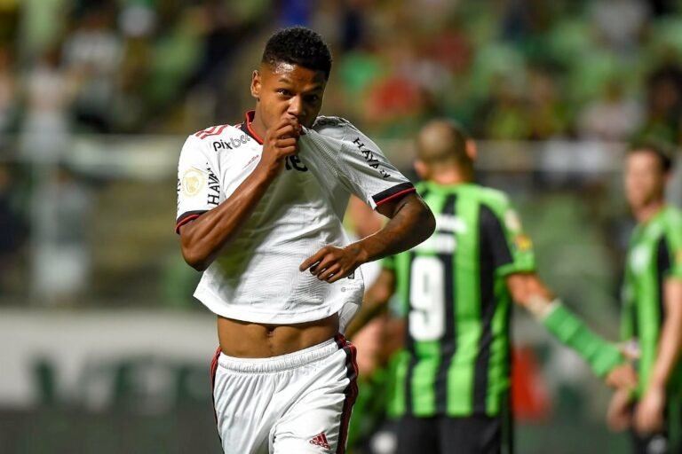 matheus-franca-beijando-escudo-flamengo-america-mg
