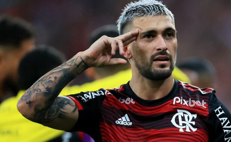 Arrascaeta entra na mira de gigantes ingleses após se destacar na Copa