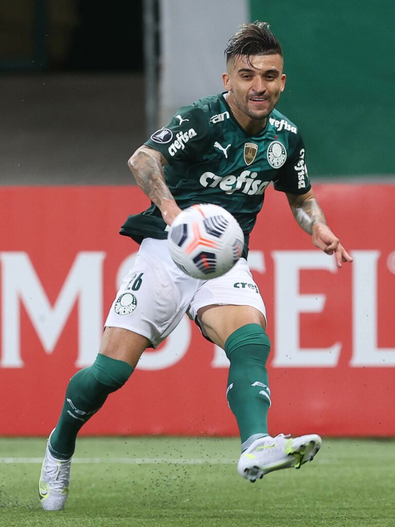 Coritiba mostra interesse em Victor Luis, ex-Palmeiras