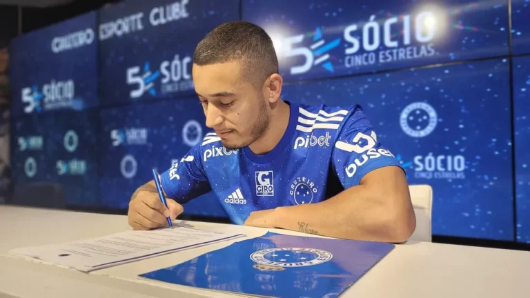 Cruzeiro anuncia contratação do lateral-direito William