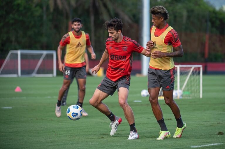 Ídolos do Flamengo, Bruno Henrique e Rodrigo Caio têm futuro indefinido