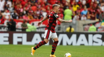 Flamengo anuncia assinatura de pré-contrato com Varela até 2025