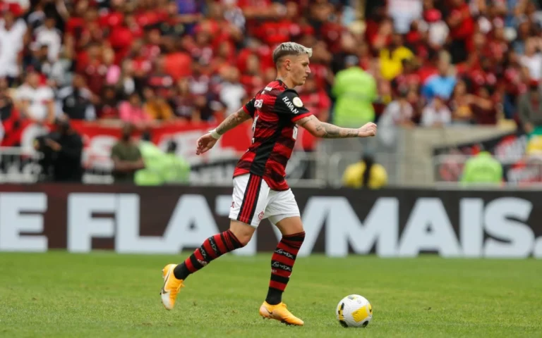 Flamengo anuncia assinatura de pré-contrato com Varela até 2025