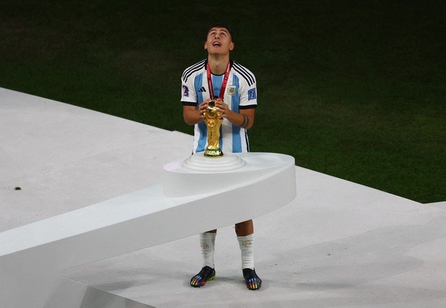 Dybala entrega medalha de campeão do mundo ao museu da Roma