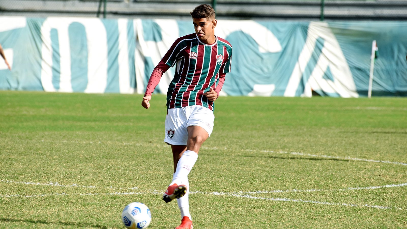 Joia da base do Fluminense, entra na mira do Barcelona