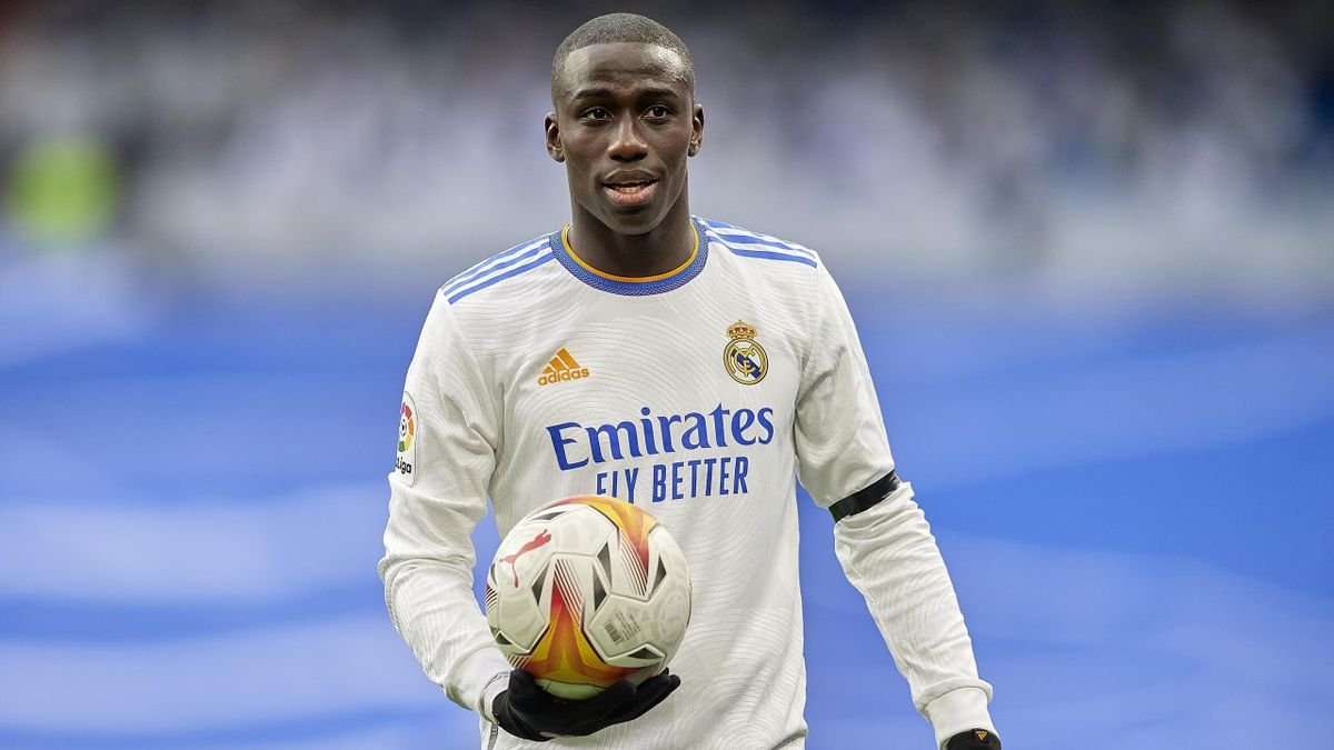 Real Madrid avalia alternativas e prepara investida por jogador do Bayern