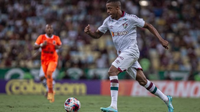 ‘Ele não deixa o jogador de moleza’, afirma Keno sobre o trabalho de Fernando Diniz