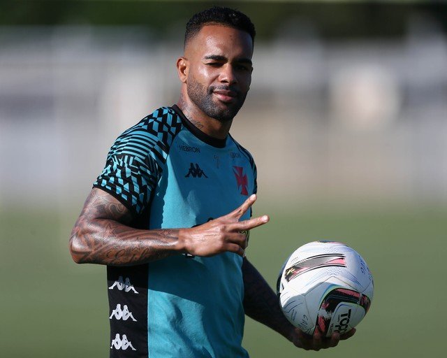 Alex Teixeira acerta renovação e crê em recomeço no Vasco