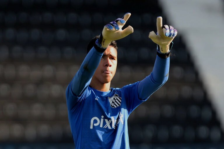 Destaque no Sub-15 do Santos, João Pedro fará treinos entre os profissionais, além das competições