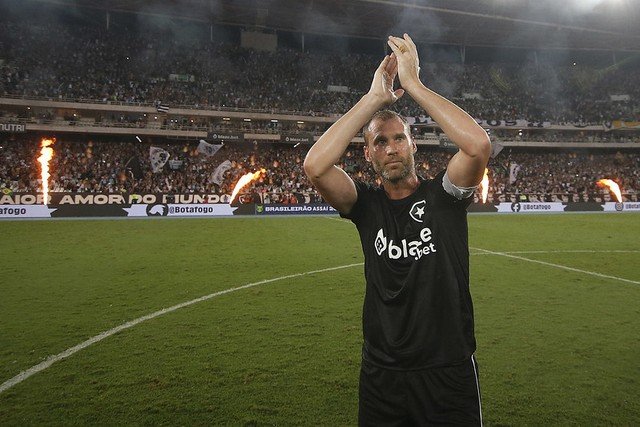 Botafogo anuncia renovação de contrato do zagueiro Joel Carli