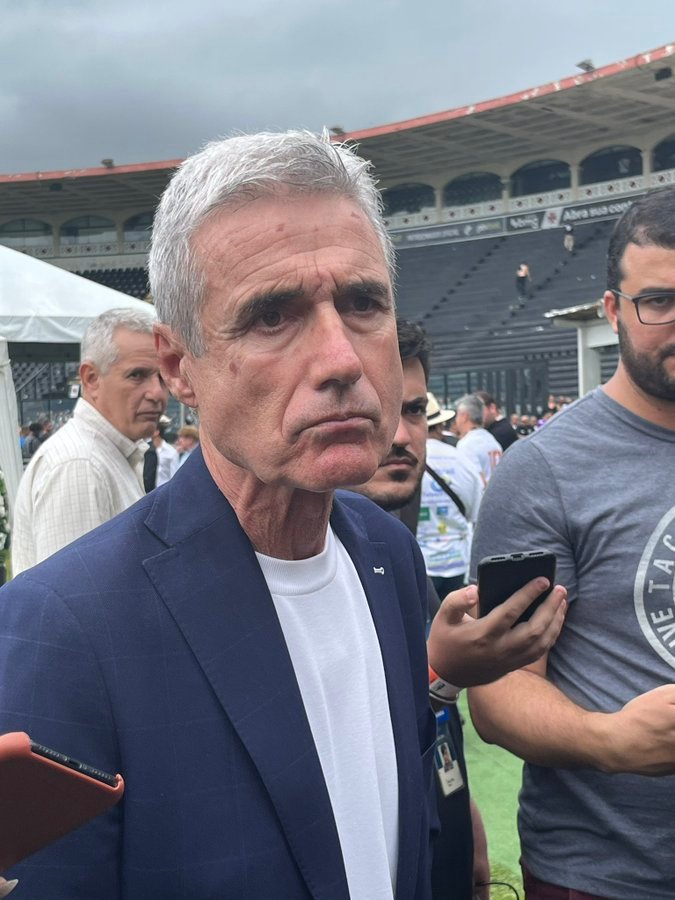 Luís Castro e diretoria do Botafogo marcam presença em velório de Roberto Dinamite