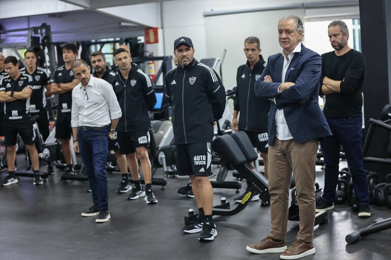Atlético-MG faz reunião com elenco e promete pagar pendencias atrasadas até o fim do mês