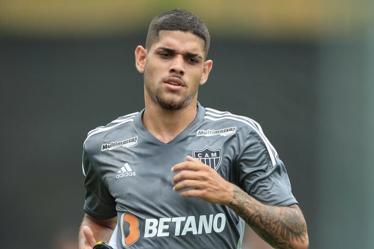 Meia alvinegro e destaque nos últimos jogos, Rubens revela preferencia em atuar no meio campo