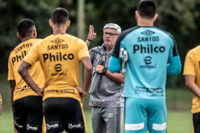 Odair Hellmann pode ter dois desfalques na estreia no Campeonato Paulista