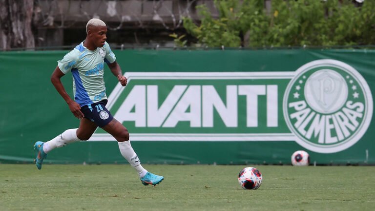 Para a vaga de Danilo, Palmeiras procura por um novo volante canhoto
