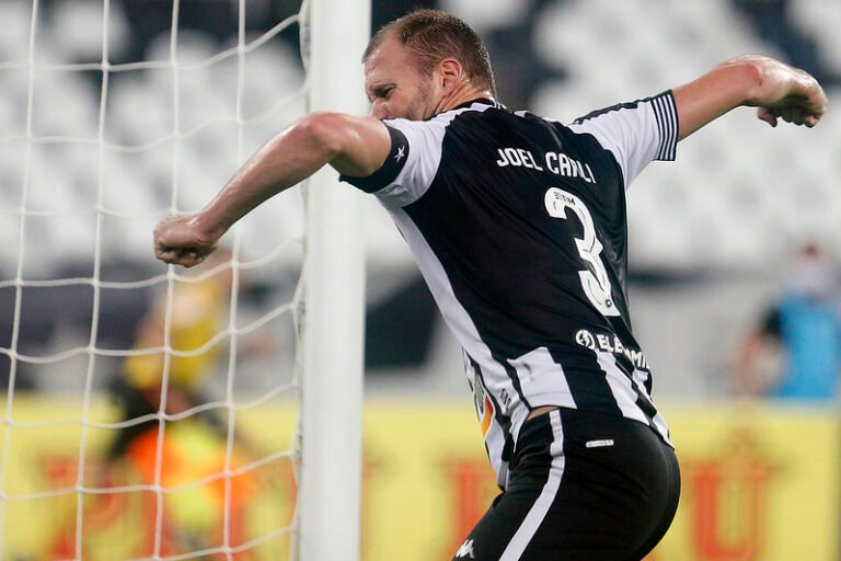 Botafogo anuncia renovação contratual de Joel Carli