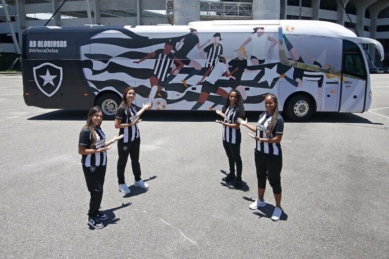 TOP! Futebol Feminino do Botafogo ganha primeiro ônibus personalizado da história do clube
