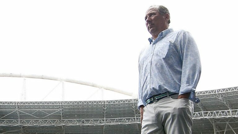 John Textor tranquiliza torcedor do Botafogo e revela: “Estou sempre colocando mais dinheiro do que prometi”