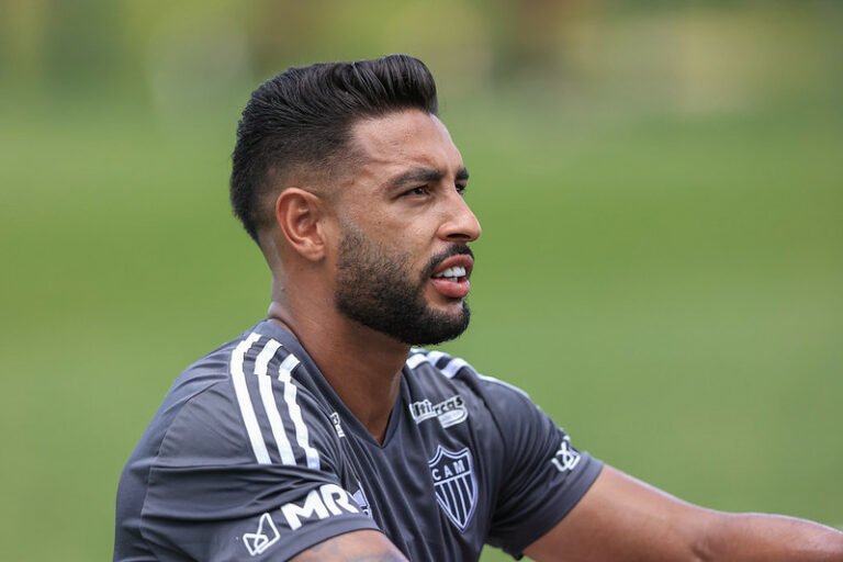 Zagueiro do Atlético-MG compara elenco alvinegro com Palmeiras e Flamengo