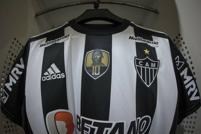 Atlético-MG irá leiloar camisas com homenagem a Pelé para ajudar jornalista