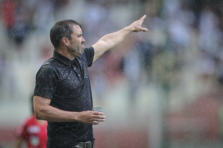 Eduardo Coudet comenta estreia com vitória e planeja melhorias na equipe do Atlético-MG