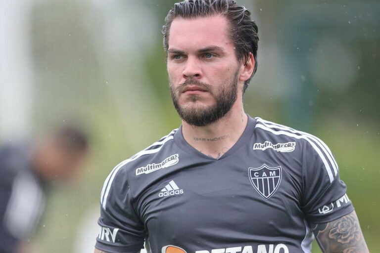 Com situação indefinida, Nathan participa de atividade em grupo com elenco do Atlético-MG