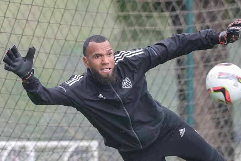 Everson comenta melhorias no sistema defensivo com Coudet e fala sobre ‘futebol moderno’ no Atlético