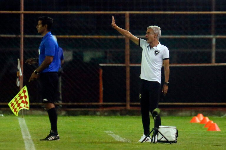 Luís Castro, do Botafogo, confirma a utilização dos principais jogadores contra o Fluminense