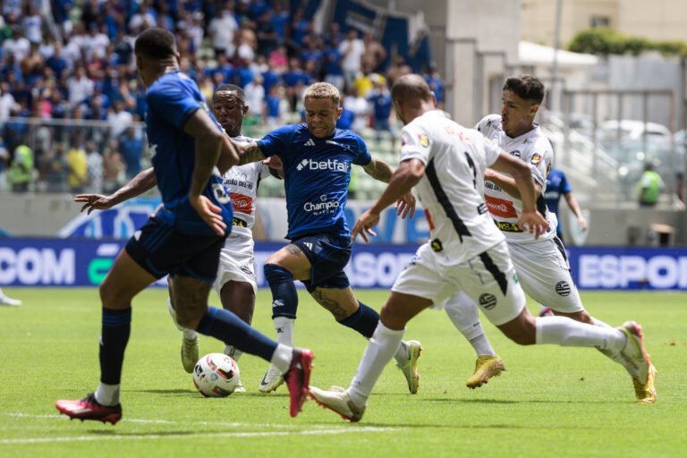 Em dia infeliz, Cruzeiro empata com Athletic em casa