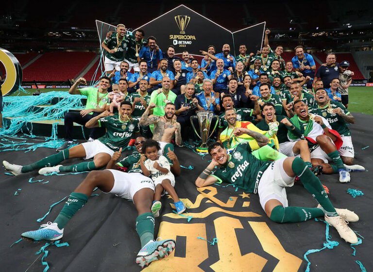Palmeiras recebe premiação da Conmebol por título da Supercopa do Brasil