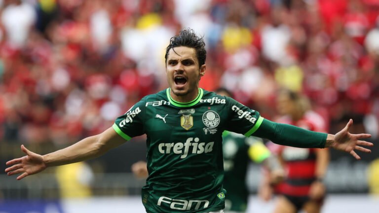 Raphael Veiga se iguala a Edmundo e se torna quinto maior artilheiro do Palmeiras no Brasileirão