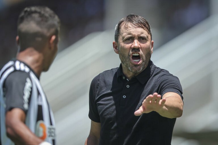 Coudet fala sobre dar oportunidade a todos os jogadores do elenco e celebra vitória difícil