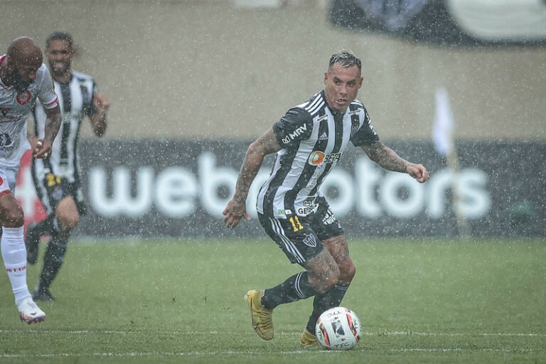 Rodrigo Caetano desmente saída de Vargas para o Internacional