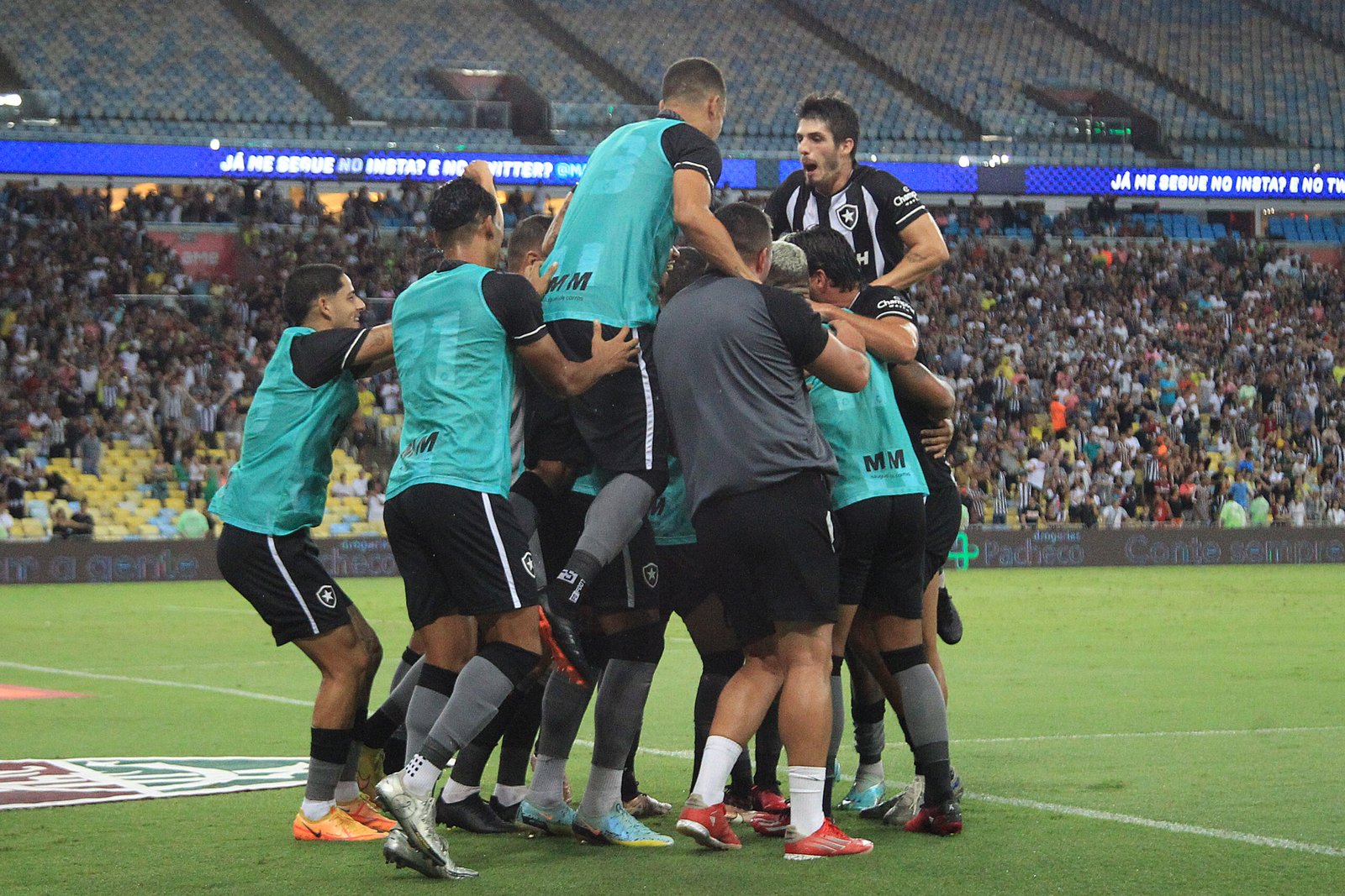 Botafogo não perdoa e zoa Fluminense nas redes sociais após vitória em clássico